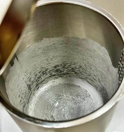 家用烧水壶内壁水垢实景图