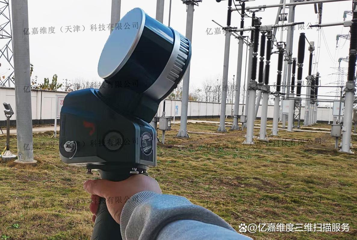 工程师使用手持激光扫描仪采集涡轮叶片点云数据