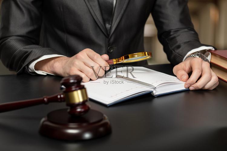 刑事辩护律师用放大镜检查案卷细节