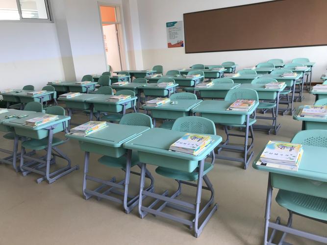 中小学教室讲台上分层摆放的学生作业本