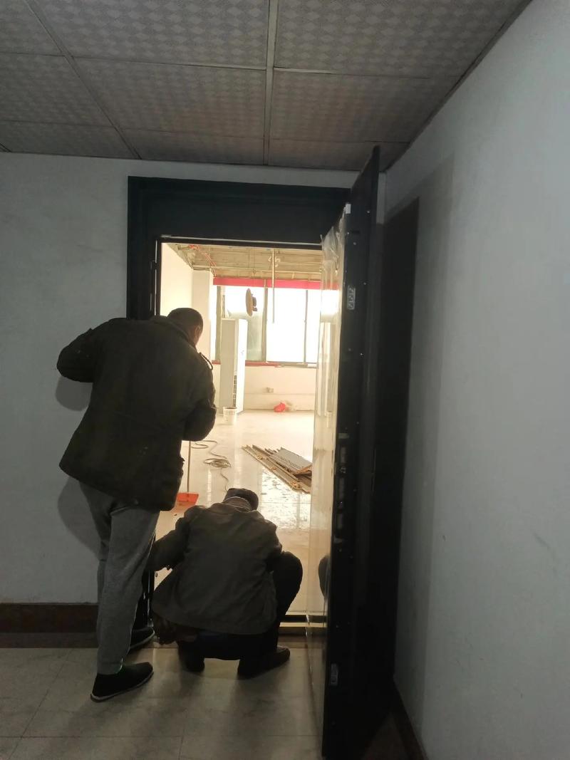 家装入户防盗门安装施工现场实拍