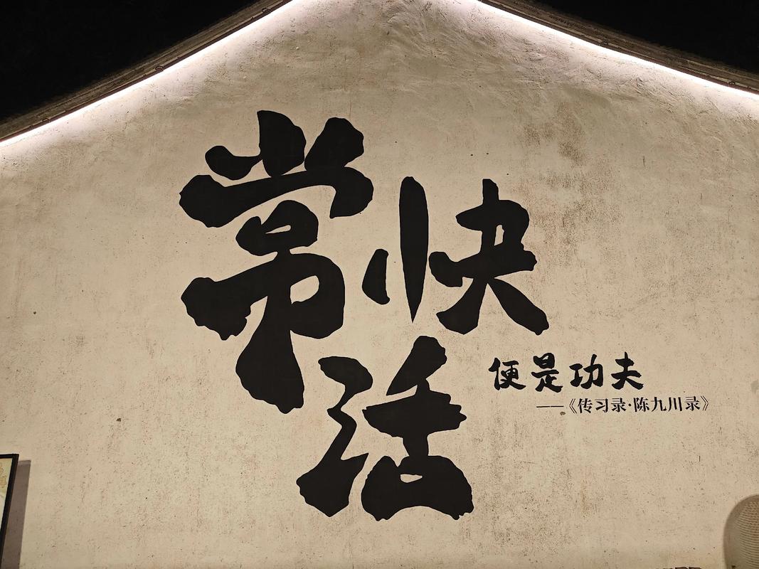 吃在古镇：一碗面与一块糕的哲学