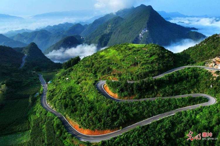 湖北南漳黄垭村盘山公路沿途风景