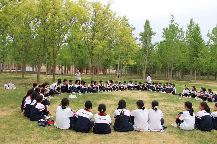 青少年校园户外正常结伴学习场景