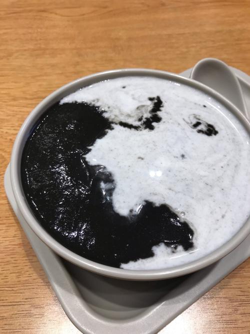 辉记甜品店芝麻糊拼杏仁糊