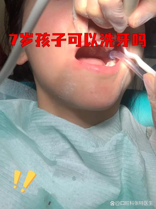 宝宝萌出第一颗牙口腔清洁操作图
