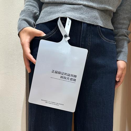 线下潮牌店卫衣吊牌实拍 对比服装厂同款基础款成本