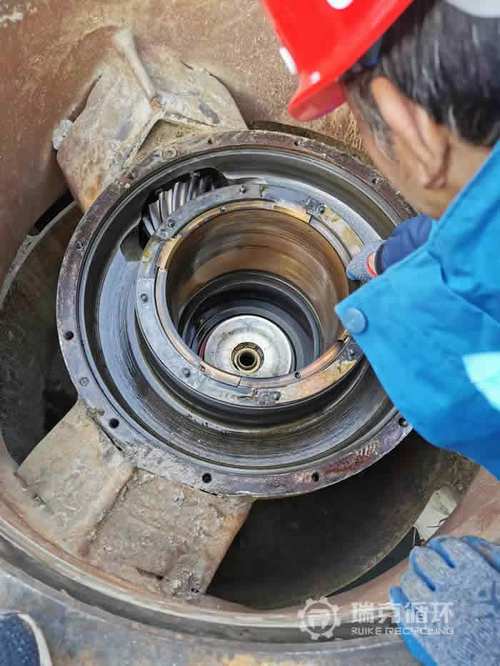 圆锥破碎机液压站油管爆裂现场维修照片