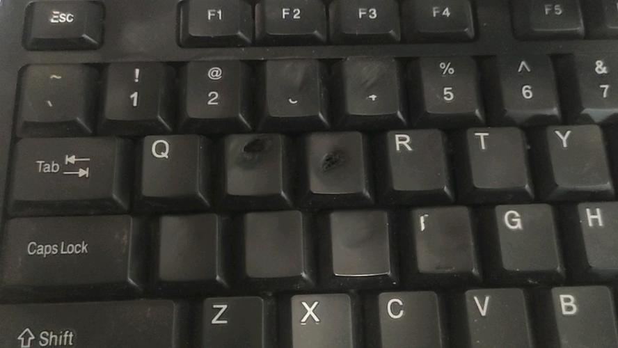 积满切削液铁屑损坏的普通办公键盘