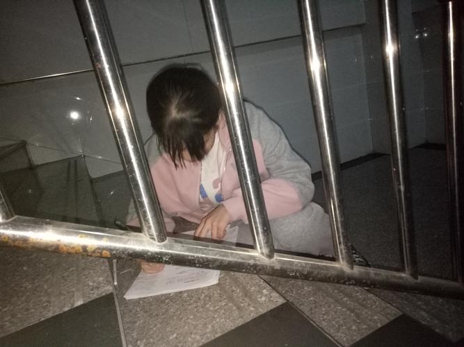 学生考场外扶着栏杆脸色苍白的实拍图