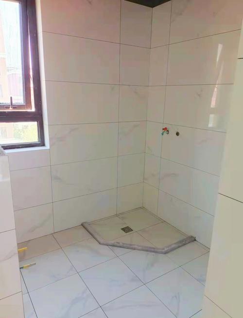 问:卫生间美缝时,马桶刷架的区域需要额外处理吗?