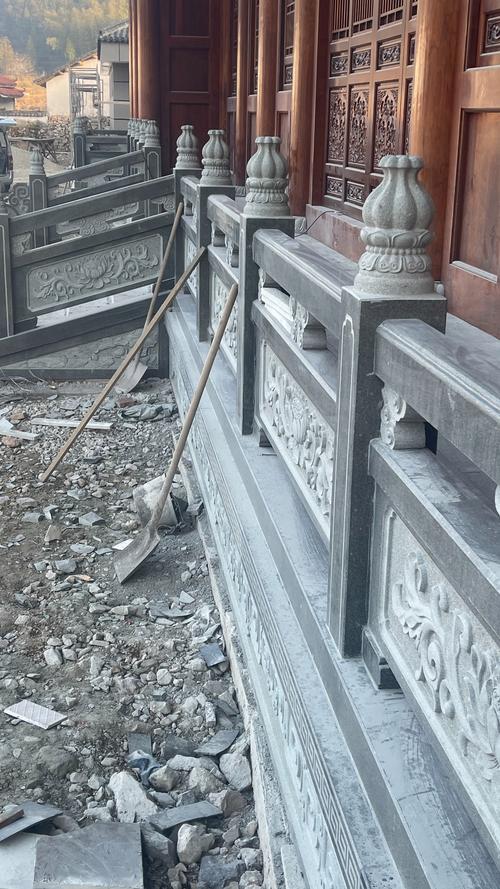 明代古桥青石护栏手工凿痕细节