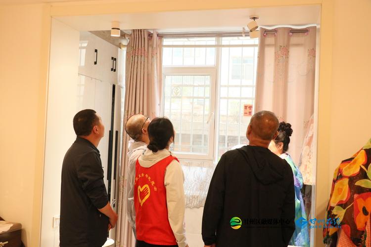 小区居民楼相邻权纠纷现场图