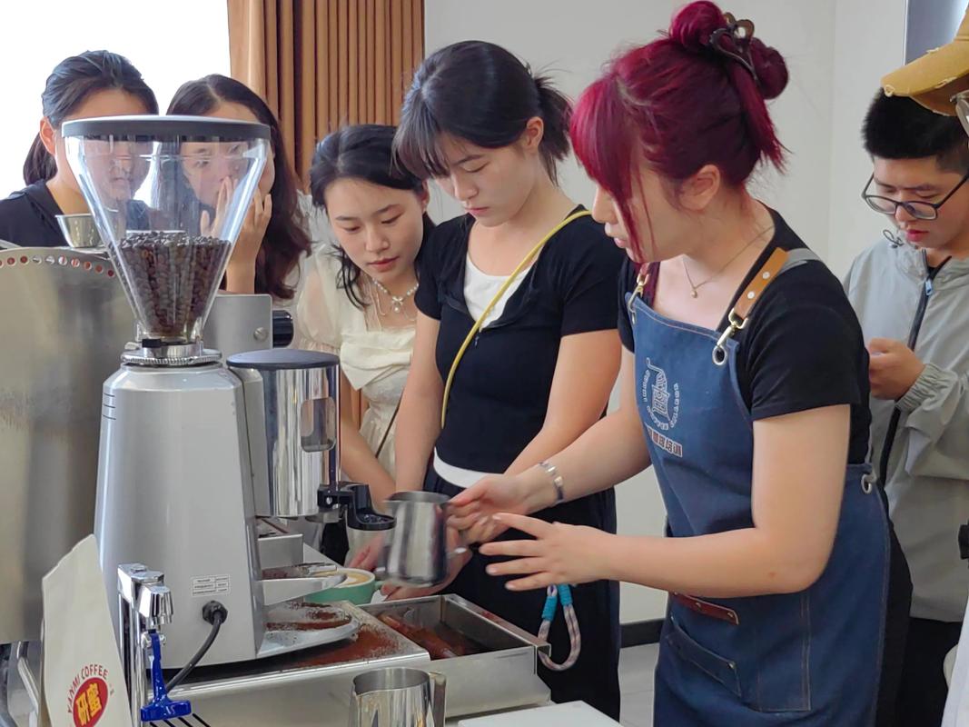 学生在咖啡店学习咖啡制作过程真实职业体验