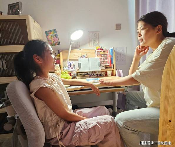 家长和孩子在心理咨询室沟通的温馨画面