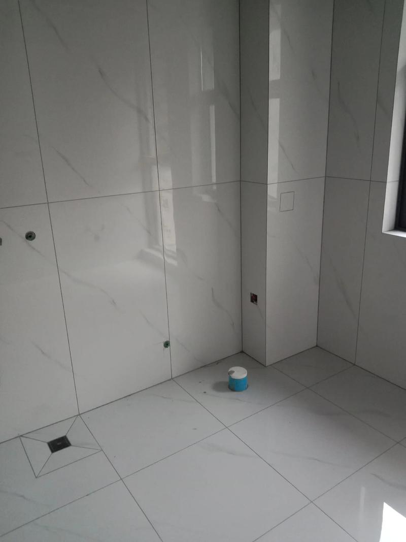 卫生间哑光岩板密缝铺贴与微水泥效果对比