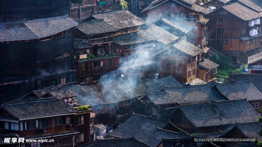 贵州苗寨炊烟日出全景