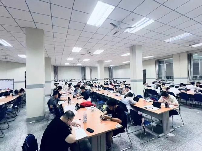 非全日制学生深夜在图书馆复习