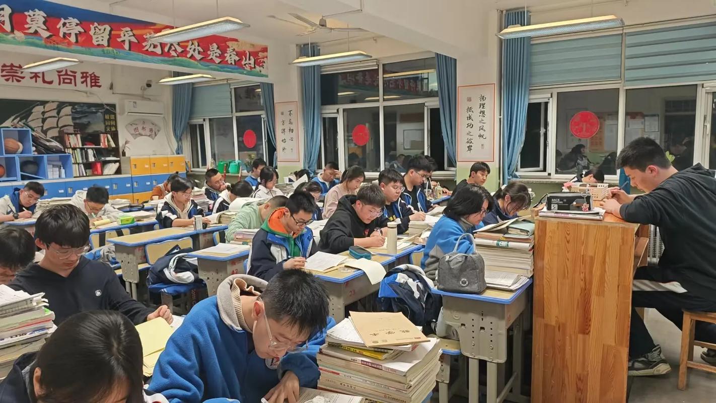 高中学生晚自习埋头刷题场景