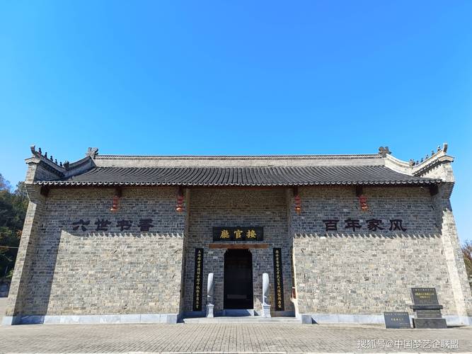 周馥接官厅外青石板路与斑驳马头墙
