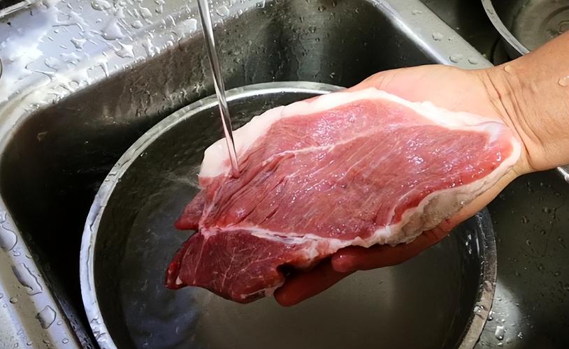 流动清水冲洗生鲜猪肉厨房场景
