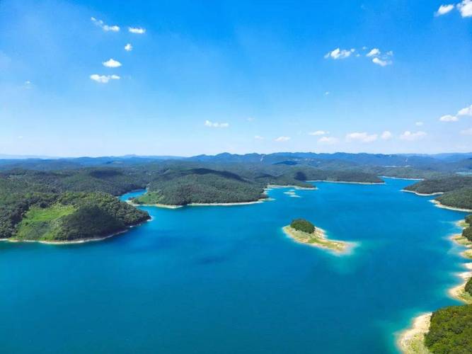 湖北南漳漳河库区清澈蓝绿色水景