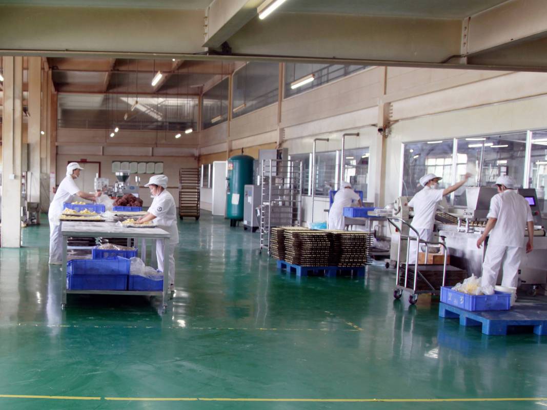 食品级均质机生产车间作业现场图
