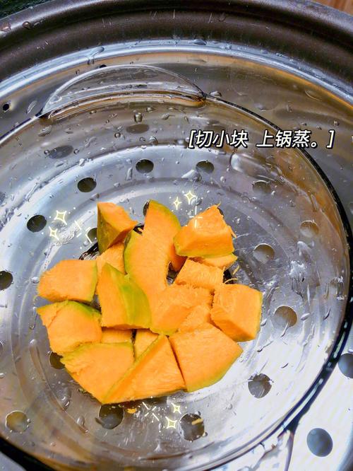 6月龄宝宝抓大拇指粗蒸南瓜条进食实拍