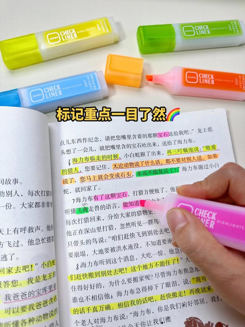 学生用红笔在A4纸上标记知识点优先级，旁边放着课本和荧光笔