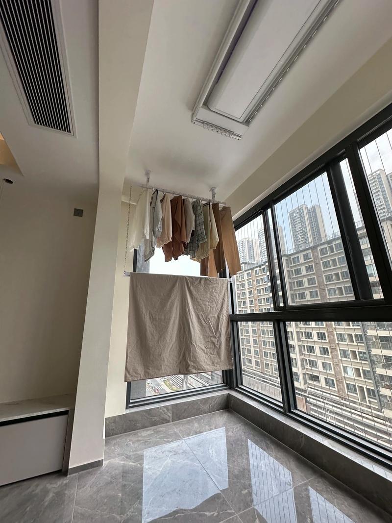 小户型阳台侧装晾衣杆实景