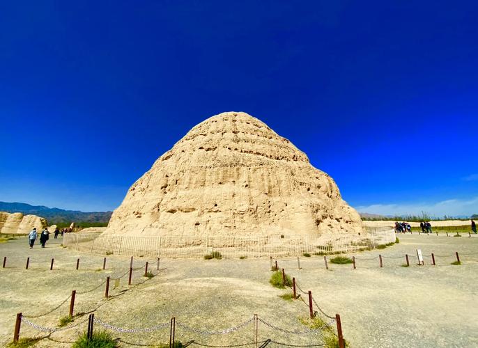 下午斜光下西夏王陵3号陵夯土封土堆实景