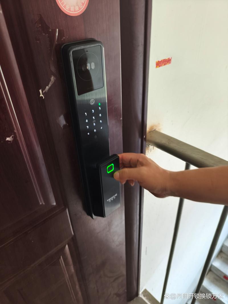 南京丹凤街老小区楼道家用智能锁安装实拍