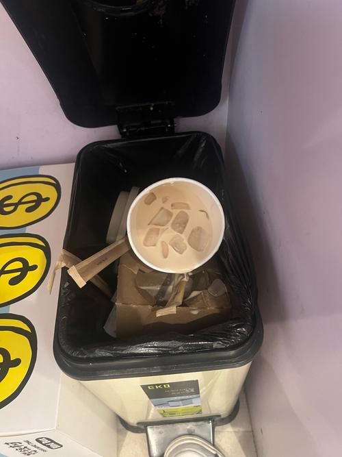 难喝的奶茶被丢弃垃圾桶特写
