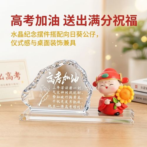 工业父母给孩子展示工厂纪念小礼物实拍图