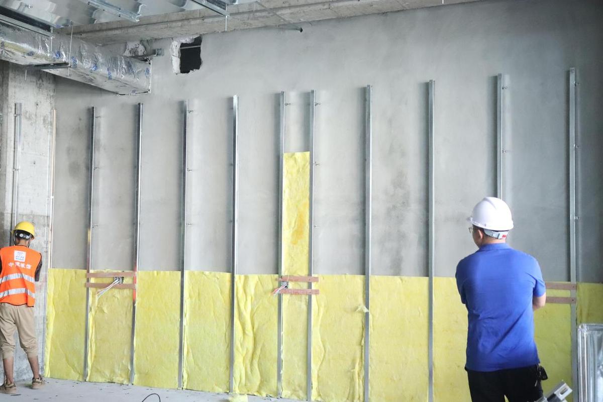 隔音板施工打密封胶正确手法特写