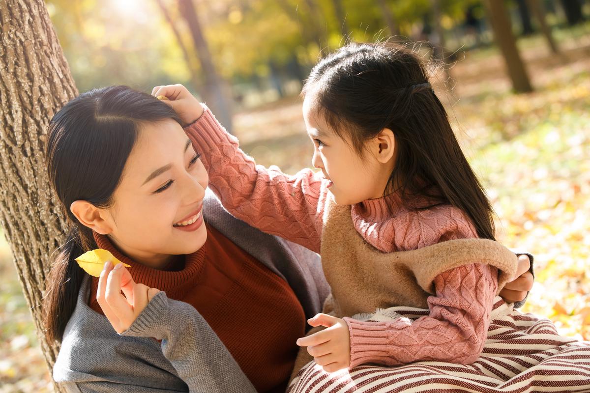 离婚后女性与孩子阳光生活场景