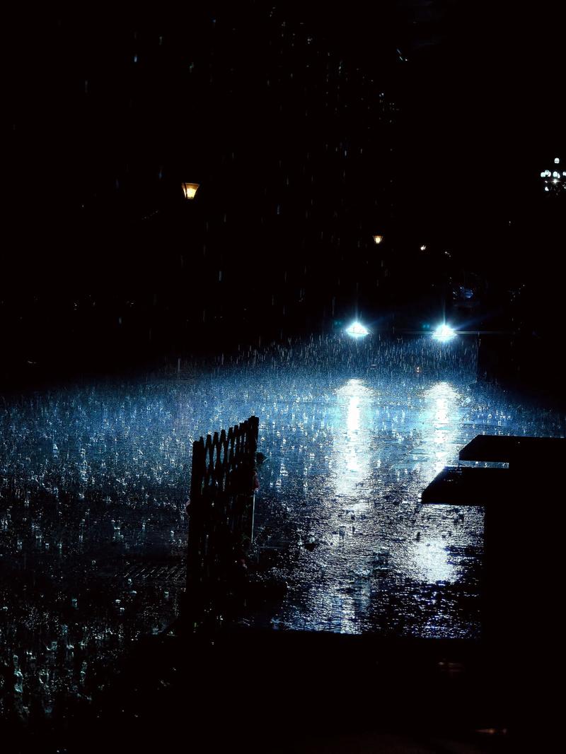 教师雨夜结束家访后撑伞离开的背影