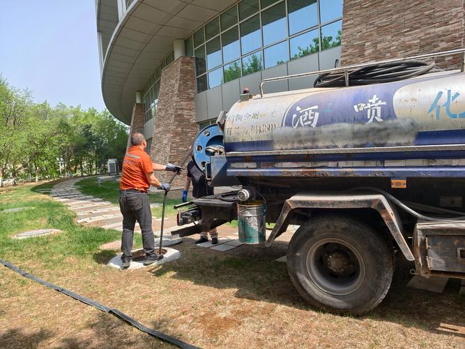 工业车间地面顽固油污清理现场高压水枪冲洗