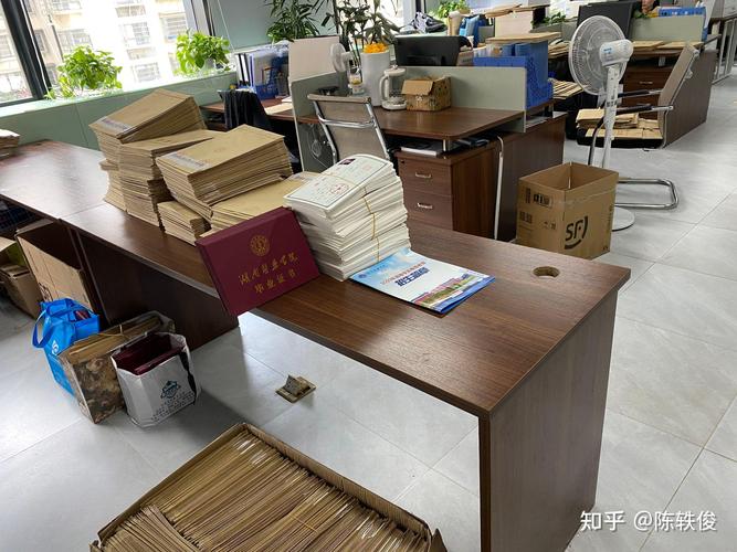 年轻人裸辞后收拾公立学校办公桌场景
