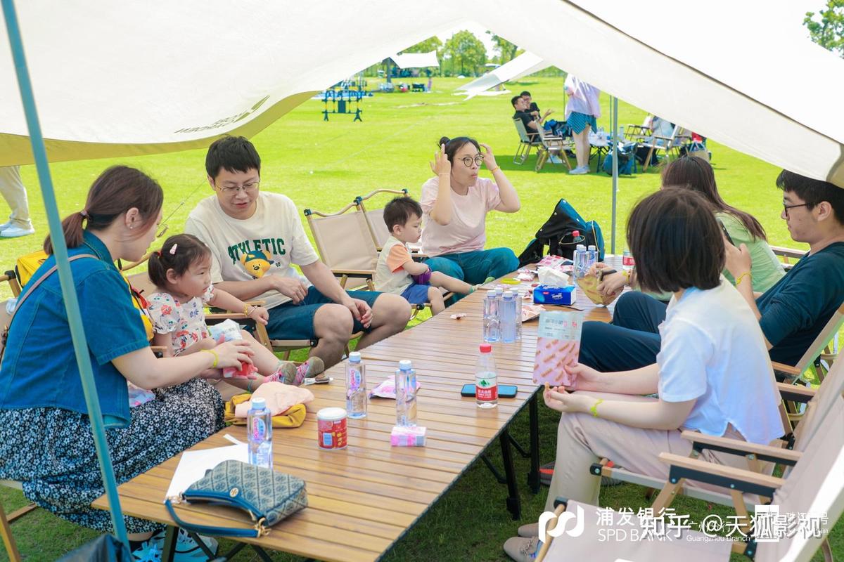 工业区家长互助小组带孩子户外露营照片