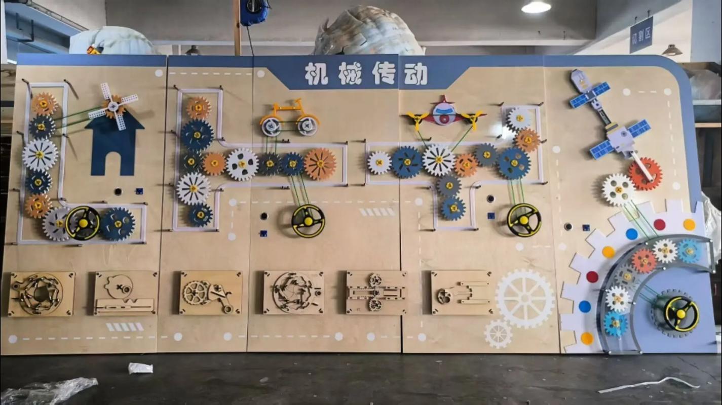 充满创意工具和半成品的学校创客空间一角