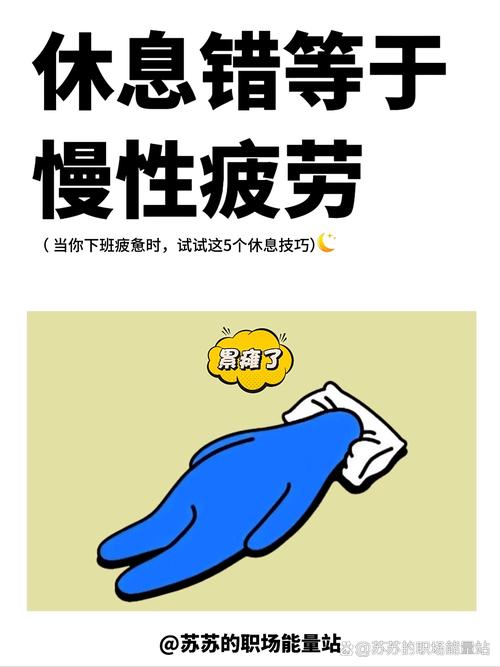 年轻人下班瘫在沙发刷手机忽略桌面新番海报