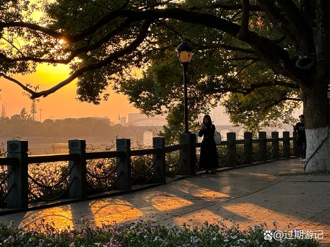傍晚城市绿道 河边落日 人们散步