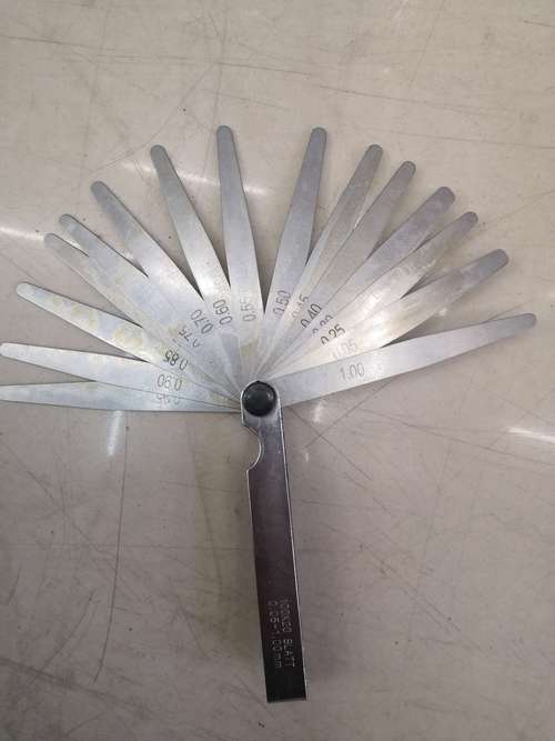 汽车空调压缩机吸盘间隙塞尺测量图