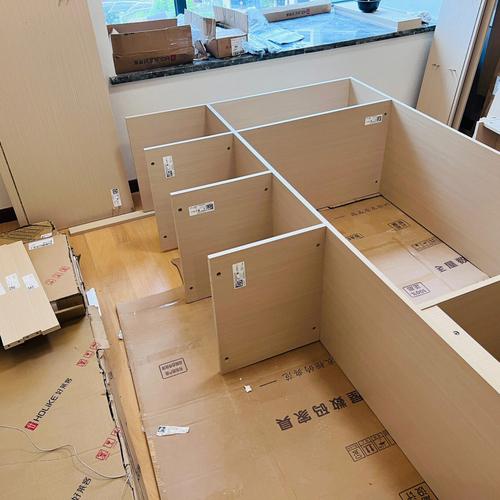全屋定制欧松板衣柜安装现场