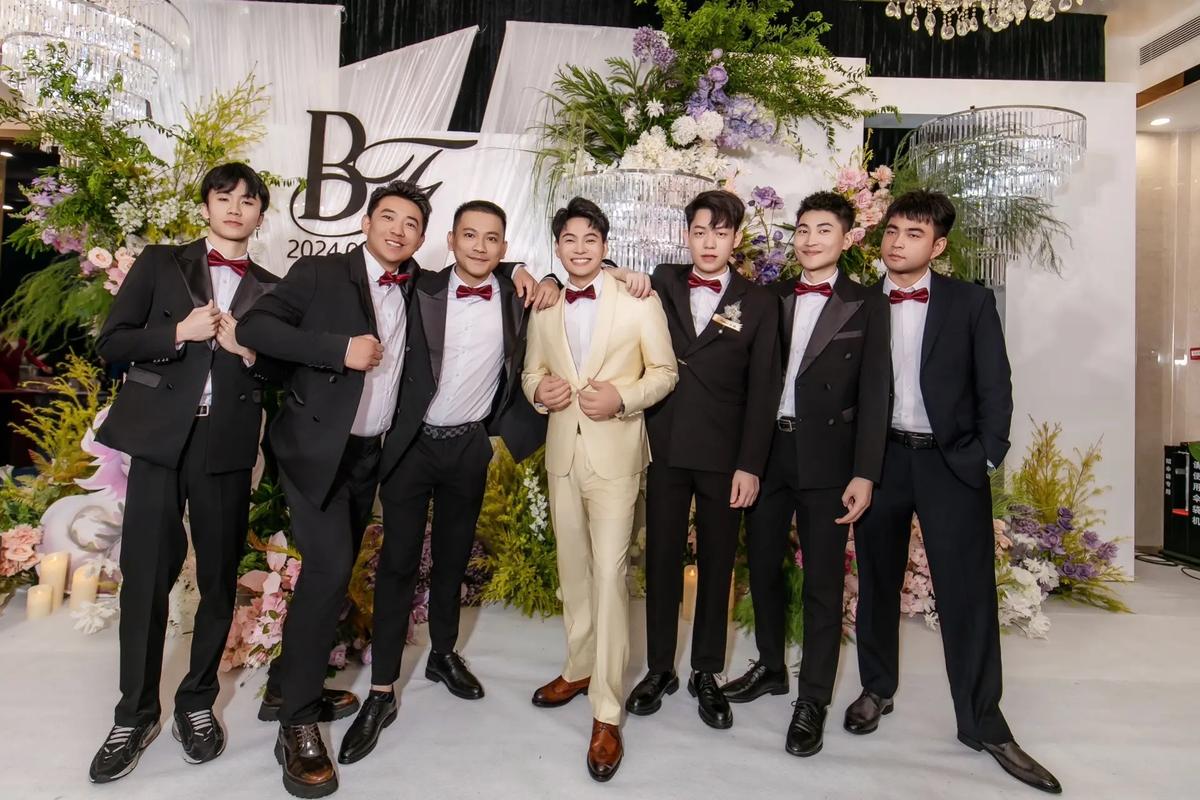 婚礼伴郎团休闲西装搭配 户外草坪