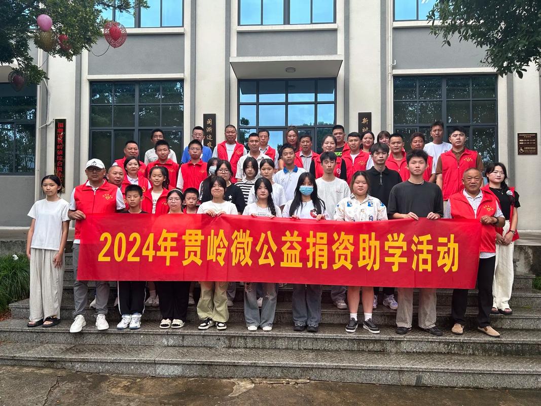 家庭基金会资助技工培训学员合影