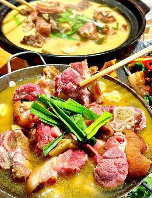恩施大峡谷本地餐馆腊猪蹄炖土豆锅