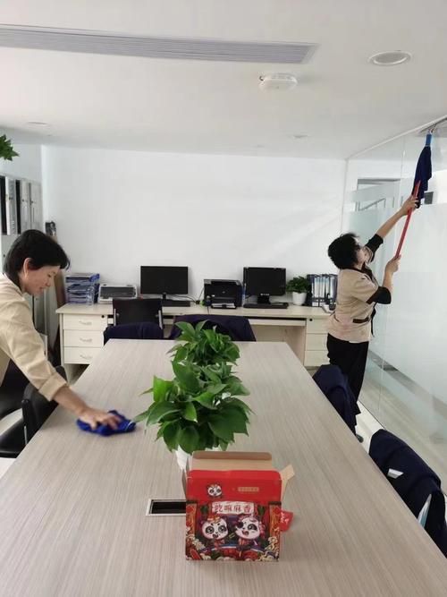 关闭的共享办公门店清理现场