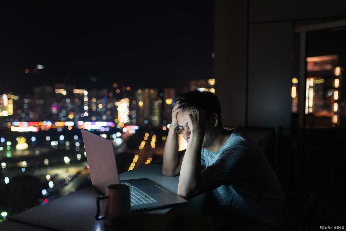 一个中年人深夜在写字楼加班,窗外霓虹灯闪烁,表情疲惫